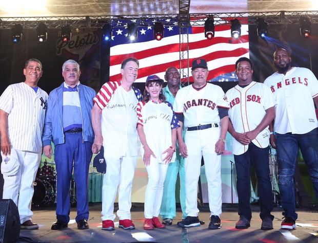 Adriano Espaillat, Miguel Vargas,Richard Bernstein,Robin Bernstein Ricardo Carty,Juan Marichal, Pedro Martínez y Vladimir Guerrero.