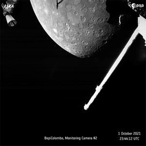 Imagen de Mercurio cedida por la Agencia Espacial Europea (ESA, por sus siglas en inglés) tomada el viernes por la noche cuando la nave BepiColombo sobrevolaba Mercurio. La imagen en blanco y negro, fue tomada a las 23.44 horas UTC cuando la nave se encontraba a 2.418 kilómetros de distancia de Mercurio.