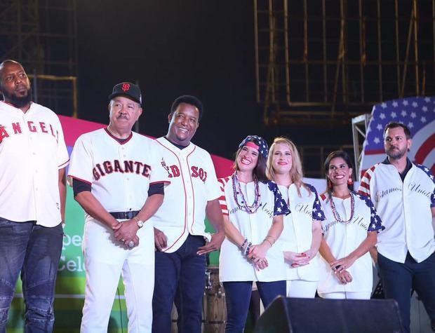 Glorias del béisbol y otras personalidades presentes.