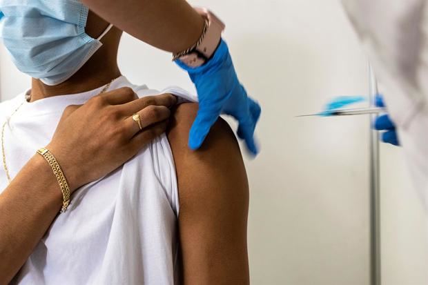 Una persona recibe una vacuna contra la covid-19.