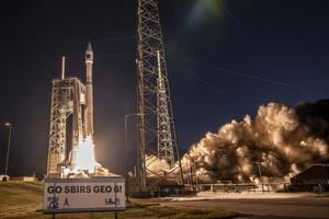 Fotografía cedida por United Launch Systems (ULA) del lanzamiento de un satélite de las Fuerzas Armadas para la detección temprana de misiles, hoy en Cabo Cañaveral, Florida, EE.UU.