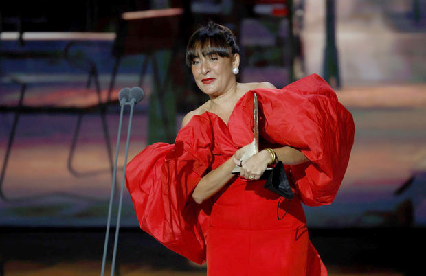 La actriz Candela Peña recibe el Premio Forqué a la Mejor Intepretación Femenina en Serie por su papel en 'Hierro', durante la gala de entrega de los Premios Forqué, en su vigésimo séptima edición, en el Palacio Municipal de Ifema, en Madrid.