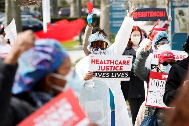 Las enfermeras del Centro Médico Jacobi marchan durante una manifestación para protestar por la falta de equipo de protección personal, EPP y apoyo institucional en el Bronx, Nueva York, EE. UU.