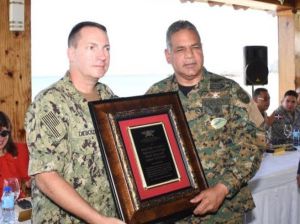 Ministro de Defensa Teniente General, Rubén Darío Paulino Sem, ERD., quien hizo entrega de dos placas de reconocimiento en nombre del presidente de la República, del Ministerio de Defensa, Salud Pública y en nombre del pueblo dominicano.