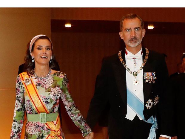 Los Reyes de España, Felipe VI (d) y doña Letizia (i), se dirigen a la ceremonia de entronización del emperador japonés Naruhito este martes, en Tokio (Japón). Los reyes de España, Felipe VI y doña Letizia, llegaron este lunes a Japón para asistir a los actos oficiales organizados con motivo de la entronización del emperador Naruhito. 