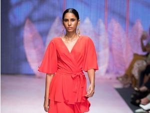 Una modelo fueron registrada este miércoles al desfilar con diseños de la marca Camila, durante la segunda jornada de la XIV edición de Dominicana Moda.