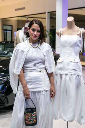 Dafne Polanco junto a diseño de Jenny Polanco.