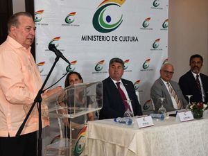 El ministro de Cultura, arquitecto Eduardo Selman, habla durante el acto de entrega de los certificados a estudiantes de música.