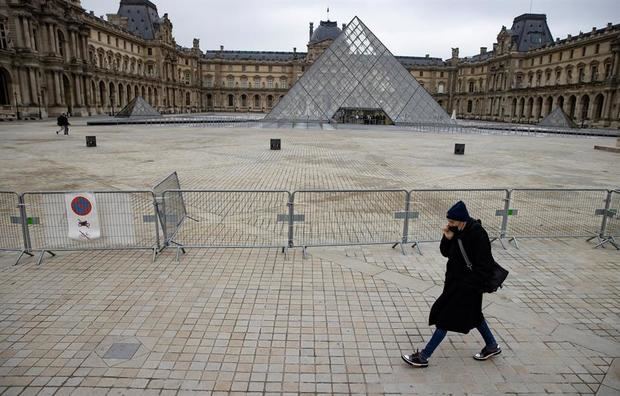 Una valla impide el acceso a las pirámides del Louvre de París, el pasado jueves. Museos vacíos y yacimientos arqueológicos desiertos: 2020 ha dado la vuelta a los museos y los yacimientos arqueológicos. Las aglomeraciones y el bullicio han dado paso al mutismo y con él a millones de euros en pérdidas en un año nefasto para el sector.