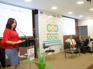 La subdirectora de Emprendimiento del MICM, Vianna Gómez, mientras participa en el Simposio de Emprendimiento Social: Alianzas claves para crear impacto.