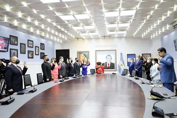 Fotografía cedida por prensa de Miraflores donde se observa al presidente de Venezuela, Nicolás Maduro (d), en un acto de gobierno hoy en Caracas, Venezuela.