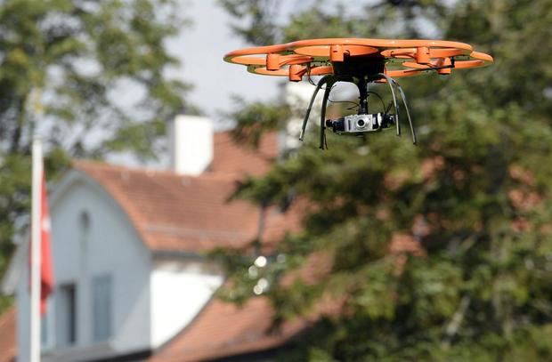 Detalle de un dron grabando imagenes.