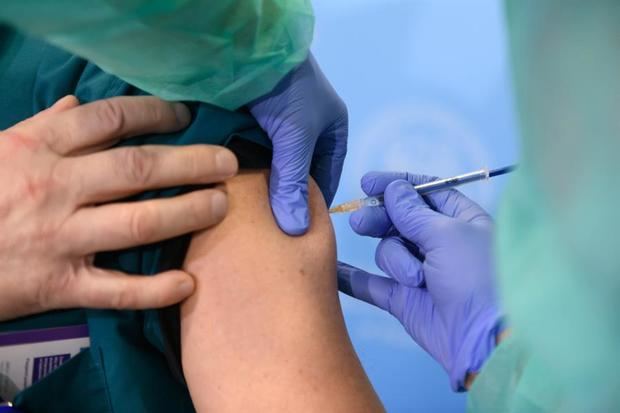 Todas las comunidades de España empiezan a poner las primeras dosis de la vacuna