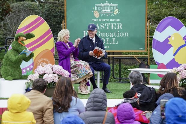 La primera dama Jill Biden, junto al presidente estadounidense, Joe Biden, lee un libro a los asistentes del Easter Egg Roll en el Jardín Sur de la Casa Blanca, en Washington, EE.UU.