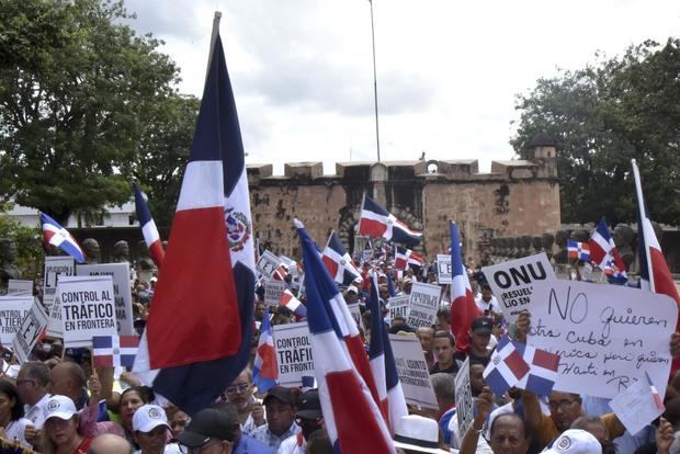 Ciudadanos dominicanos marchan para reclamar a la comunidad internacional que actúe ante la crisis sociopolítica y de violencia que padece el vecino Haití, hoy, en Santo Domingo, República Dominicana.