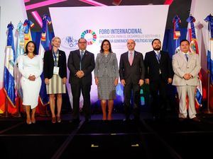 La vicepresidenta Margarita Cedeño durante el “Foro Internacional Innovación para el Desarrollo Sostenible: Una Nueva Generación de Políticas Sociales”, efectuado en un hotel de Santo Domingo.  Le acompañan a su derecha: el director regional para Latinoamérica  y el Caribe del Programa de las Naciones Unidas para el Desarrollo, Luis Felipe López Calva; Inka Mattila, representante Programa de las Naciones Unidas para el Desarrollo en República Dominicana; Doris Mendoza, viceministra de la Secretaria de Desarrollo e Inclusión Social (Sedis) de Honduras.  También, a su izquierda, el coordinador residente del Sistema de las  Naciones Unidas República Dominicana, Mauricio Ramírez Villegas; Carlos Velásquez Borge, Ministro de Desarrollo Social de Guatemala; y Raúl Romero, designado para el Ministerio de Desarrollo Social de Guatemala.