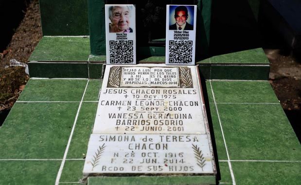 Vista de una tumba familiar con códigos QR que contienen información sobre los fallecidos, el 30 de octubre de 2021, en el Cementerio General de San Salvador, El Salvador.