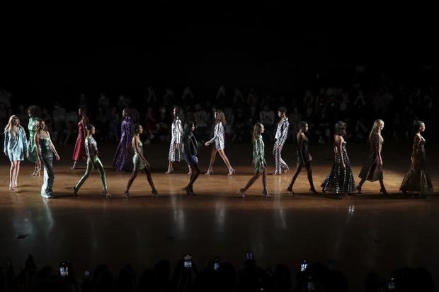 Modelos lucen creaciones de la firma Patricia Vieira, durante un desfile de la Semana de la Moda de Sao Paulo, hoy, en el Shopping Iguatemi, en Sao Paulo, Brasil.