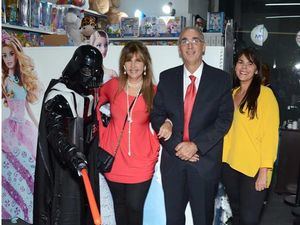 Darth Vader, Personaje de Star Wars juntos a Luchy Dauhajre, Miguel Dauhajre y Arlette Espaillat.