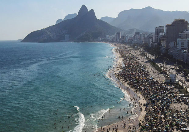 Fotografía de archivo tomada con dron que muestra a miles en la playa de Ipanema en Río de Janeiro, Brasil.