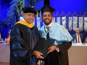 Dr. Castaños durante entrega diplomas, tanda matutina graduación.