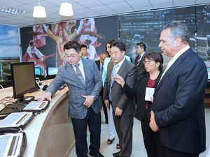 El Director de la NIA, Hyun-Mok Oh muestra al Lic. Ramón Ventura Camejo los nuevos equipos donados por la República de Corea para la reinauguración del IAC de la República Dominicana.
