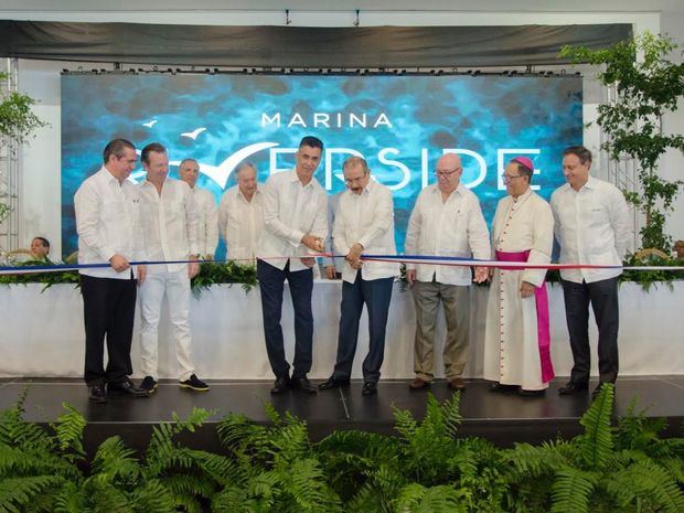 El Presidente Danilo Medina junto al Presidente de Casa de Campo Andrés Pichardo realizan el corte de cinta, le acompañan Francisco Javier García, Pepe Fanjul Jr., Ramón Menéndez, Monseñor Nicanor Peña y Jean Alain Rodríguez.