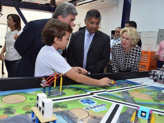 El niño Alan Roa explica al embajador del Reino Unido Chris Campbell, Asif Ahmad y Maureen Tejeda.