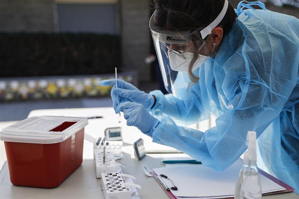 Una trabajadora de la salud recopila muestras de coronavirus, en Whittier, Estados Unidos.