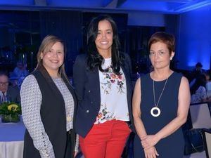 Johanny Viñas, Carmen Eva González y Catalina Duque.