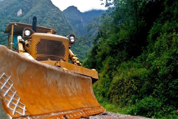 Fotografía cedida por la asociación civil Derecho, Ambiente y Recursos Naturales (DAR) que muestra maquinaria usada para deforestar la Amazonía peruana.