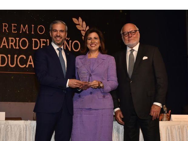  señor Manuel Grullón, presidente del Grupo Popular, Margarita Cedeño de Fernández y al señor Pedro Esteva, presidente de IMCA, este reconocimiento destaca los logros de la Fundación en sus 10 años de constante trabajo en Miches.