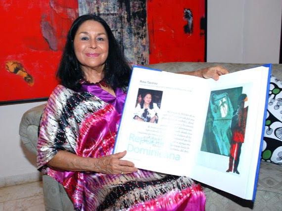 La artista Rosa Tavarez, representa República Dominicana con una de sus obras. 