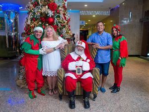 Maribel Gallego y César Ramírez (huespedes del hotel), con Santa Claus.