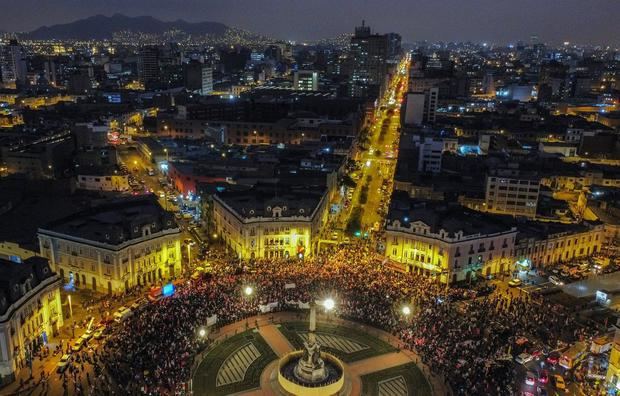 Simpatizantes del candidato a la Presidencia de Perú Pedro Castillo, del partido Perú Libre, se congregan para el cierre de su campaña de cara a la segunda vuelta presidencial del próximo 6 de junio, en la plaza Dos de Mayo, en Lima, Perú.