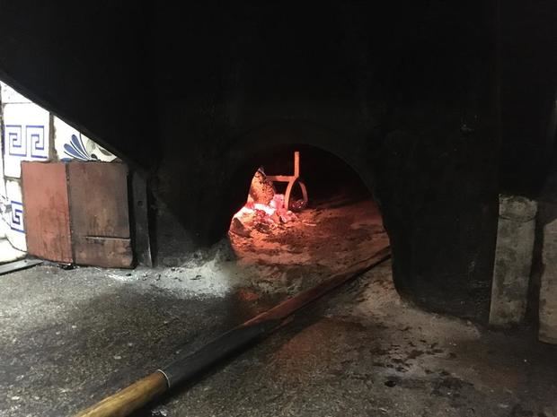 Figura en el libro Guinnes de los Récords como el restaurante más antiguo del mundo y, desde que abrió en 1725, el horno de leña de Casa Botín no se había apagado nunca.