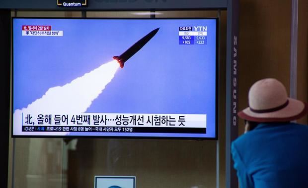 Una persona ve las noticias del último lanzamiento de proyectiles de Corea del Norte, en una pantalla de televisión en Seúl, Corea del Sur, 29 de marzo de 2020.