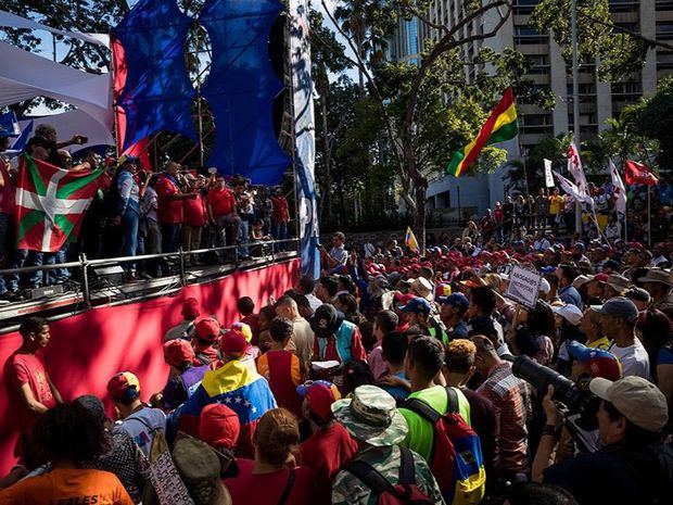 Simpatizantes del oficialismo se manifiestan este martes contra el Tratado Interamericano de Asistencia Recíproca (TIAR), en Caracas. Miles de simpatizantes del chavismo, que gobierna Venezuela desde 1999, macharon este martes en la capital contra los países parte del Tratado Interamericano de Asistencia Recíproca (TIAR) y contra las supuestas 'arremetidas' del presidente colombiano, Iván Duque, contra el Gobierno de Nicolás Maduro. 