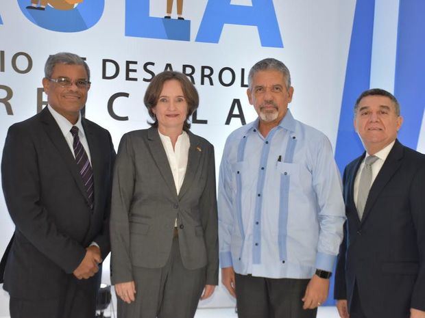 Frauke Pfaff, junto a los doctores Adalberto Martínez, Julio Valeirón y Julio César Mejía.