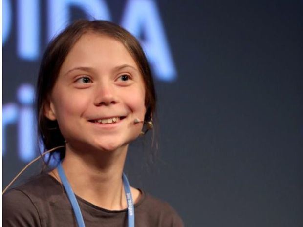 La joven activista climática de 16 años Greta Thunberg (2i), durante la rueda de prensa que ha ofrecido este viernes en la Casa Encendida de Madrid .