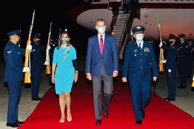 La vicepresidenta y canciller colombiana, Marta Lucía (i) recibió a El rey Felipe VI de España (c) este miércoles en Barranquilla (Colombia). El rey Felipe VI de España participará en el XXVII Congreso Bienal de la Asociación Mundial de Juristas.