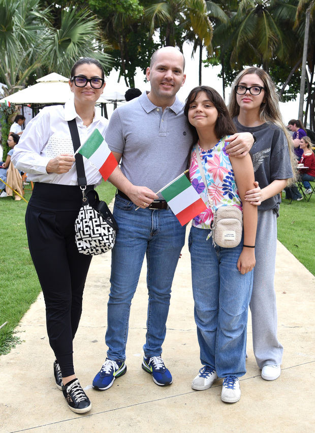 Antonieta Desiderio, Antonio Toribio , Anabella Toribio y Antonella Toribio.