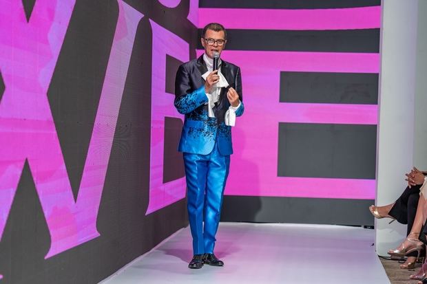 Sócrates McKinney productor de la feria ofrece las palabras de bienvenida.