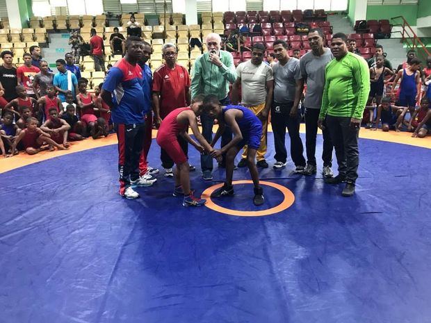 Antonio Acosta,  presidente de la Federación Dominicana de Lucha, da el silbato que deja oficialmente inaugurdo el Torneo Nacional de Lucha para Novatos.