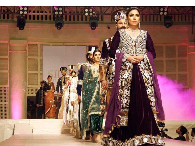 Las modelos con trajes originales, joyas y espadas de los Emperadores de Sindh de Talpur en el Palacio de Hyderabad de Talpur.