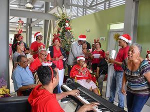 A ritmo de villancicos, bailes, y alegrías, los adultos mayores celebran la Navidad