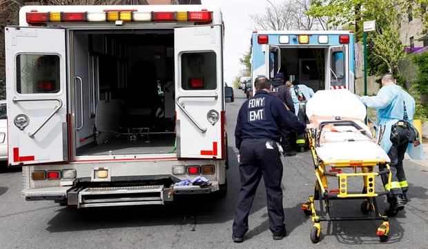 Los bomberos y paramédicos de la ciudad de Nueva York en equipos de protección responden a una llamada de un paciente sospechoso de estar infectado con coronavirus en el Bronx, Nueva York, EE. UU.