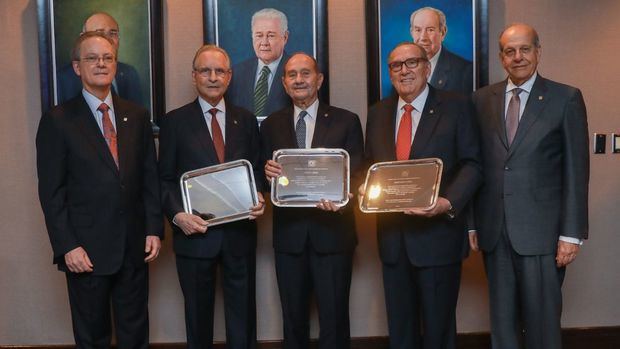 En la foto, de izquierda a derecha, los señores Manuel A. Grullón, Práxedes Castillo P., Osián T.
Abreu M., Salustiano Acebal M. y Marino D. Espinal.