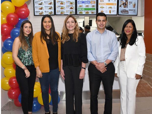 Mariana Bermúdez Turull, Alexandra Bodden, Isabel Turull, Domingo Bermúdez Turull y Wendy Santos