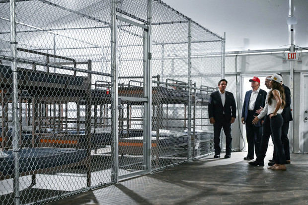 El presidente de Estados Unidos, Donald Trump, el gobernador de Florida, Ron DeSantis, recorren un centro de detención de migrantes, conocido como 'Alcatraz Caimán'
